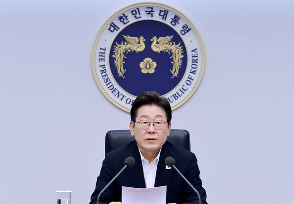 이재명 대통령이 지난달 17일 오후  서울 용산 대통령실 청사에서 4차 수석·보좌관 회의를 주재하고 있다. 사진=연합뉴스 
