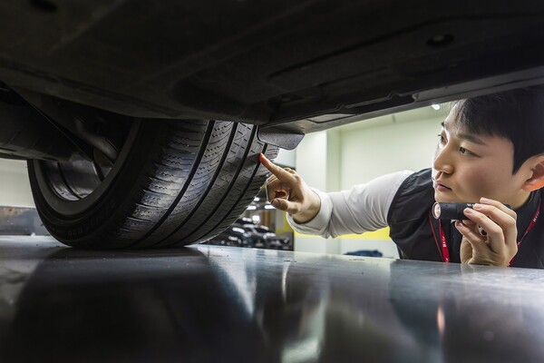 케이카 직원이 차량을 점검하고 있다. 사진=케이카 제공