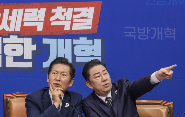 정청래 더불어민주당 대표(왼쪽)와 김병기 원내대표가 지난 13일 국회에서 열린 최고위원회의에서 대화를 나누고 있다. 사진=연합뉴스 