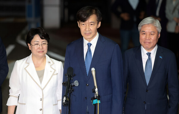 조국 전 조국혁신당 대표(가운데)가 광복절 특별사면으로 복권되면서 더불어민주당과 혁신당의 합당론이 정치권 전면에 핵심 이슈로 떠올랐다. 사진=연합뉴스 