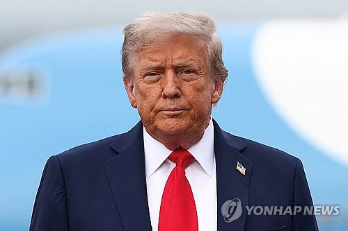 도널드 트럼프 미국 대통령이 15일(현지시간) 반도체 관세를 다음주에 발표하겠다고 밝혀, 관련업계가 긴장하고 있다 (사진, 로이터=연합뉴스)