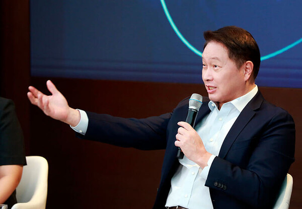 최태원 SK그룹 회장이 21일 열린 ‘이천포럼 2024’ 마무리 세션에 참석해 인공지능(AI) 시대의 성장 전망을 언급하고 구성원들과 소통하는 시간을 가졌다. 사진=SK 제공