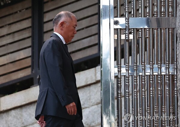 16일 정의선 현대자동차그룹 회장이 청운동 자택에서 열린 고 변중석 여사 18주기 제례에 참석하고 있다. 사진=연합뉴스