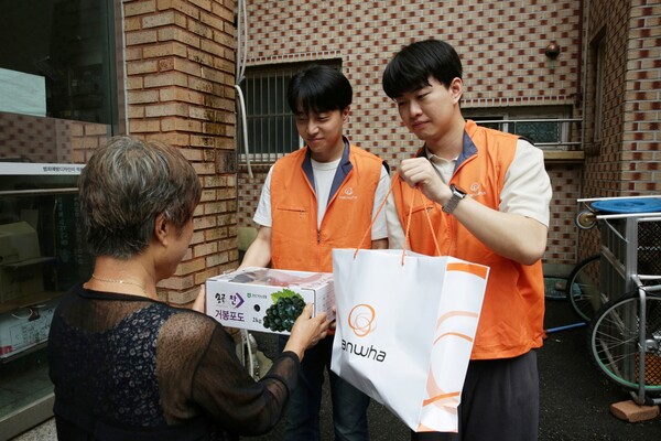 한화 임직원 봉사단이 폭염 온열질환에 시달리기 쉬운 취약계층 어르신들에게 제철 음식을 전달하는 모습. 사진=한화