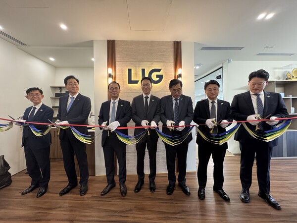 LIG넥스원이 사우디아라비아 현지 사무소를 확장 이전하며 열린 기념식에서 조용주 미사일시스템연구개발본부장, 이현수 해외사업부문장, 신익현 대표이사, 서무경 사우디아라비아사무소장, 백형식 해외사업본부장, 윤승욱 해외2사업부장, 장동권 해외사업기획관리실장 등 관계자들이 기념촬영을 하고 있다. 사진=LIG넥스원