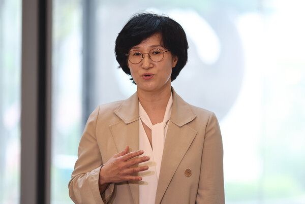 원민경 여성가족부 장관 후보자가 18일 인사청문 준비 사무실이 마련된 서울 한국청소년활동진흥원으로 처음 출근하며, 취재진과 만나 질의에 답하고 있다. 사진=연합뉴스 