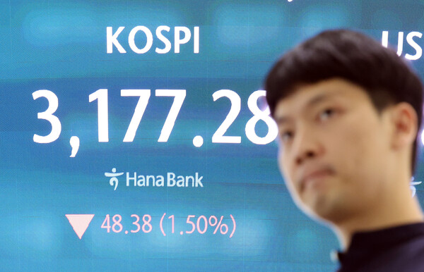 18일 서울 중구 하나은행 딜링룸 현황판에 코스피 지수가 표시되고 있다. 사진=연합뉴스