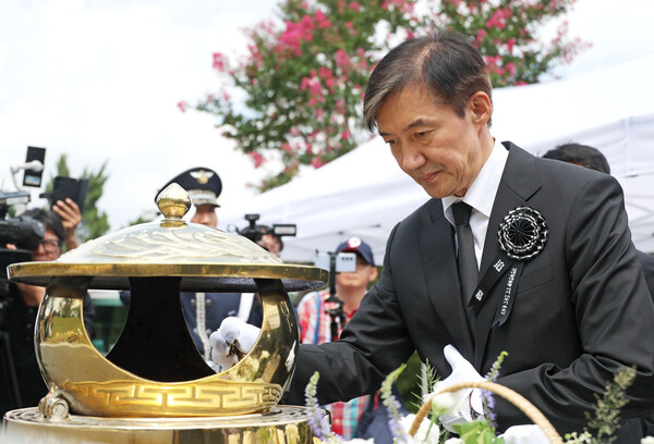 조국 전 조국혁신당 대표가 18일 서울 동작구 국립서울현충원 내 김대중 전 대통령 묘역을 찾아 참배하고 있다. 사진=연합뉴스  