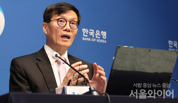 이창용 한국은행 총재가 원화 기반 스테이블코인 도입 필요성에는 공감하면서도 발행 주체는 은행으로 한정해야 한다는 입장을 분명히 했다.