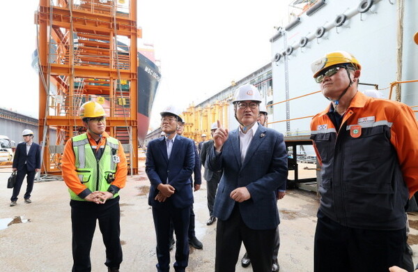 한화오션 거제조선소를 방문 중인 우원식 국회의장(오른쪽 두번째). 사진=국회의장 공보수석실