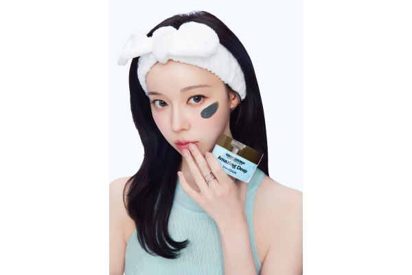 마몽드 어메이징 딥 민트차콜릿 클렌징 밤 윈터 연출컷. 사진=아모레퍼시픽 제공