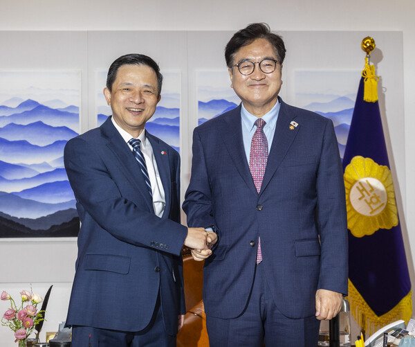 우원식 국회의장(오른쪽)이 20일 국회에서 다이빙 주한중국대사를 비공개로 접견했다. 사진=연합뉴스 
