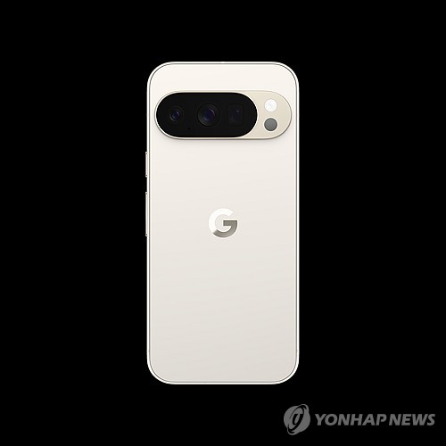 구글이 20일(현지시간) 출시한 AI 스마트폰 '픽셀10 프로' (사진, AP=연합뉴스)