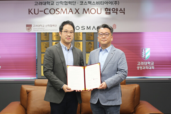 (왼쪽부터) 이동걸 코스맥스비티아이 MB랩장과 이병천 고려대 산학협력단 부단장이 기념 촬영을 하고 있다. 사진=코스맥스 제공