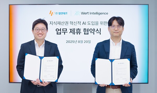 기념 촬영을 하는 윤정호 워트인텔리전스 대표(왼쪽)와 전상훈 엘앤에프 소재개발연구소장. 사진=엘앤에프