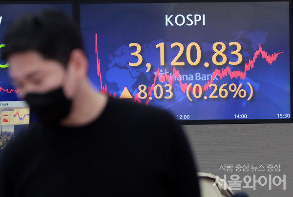 한국거래소는 증권 거래시간 자체를 늘리는 방안도 검토 중이다. 정규장을 오전 8시에 열거나 프리·애프터마켓을 신설하는 등 다양한 방안을 논의하고 있다.