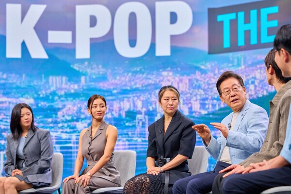 왼쪽부터 걸그룹 트와이스의 멤버 정연·지효, 매기 강 감독, 이재명 대통령, 음악 프로듀서 겸 디제이 알티(R.Tee), 평론가 김영대. 사진=대통령실