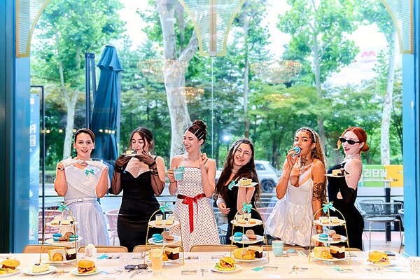 BBQ가 지난 20일 ‘BBQ 빌리지 송리단길점’에서 글로벌 ‘친플루언서’를 초청해 ‘티파니에서 아침을’ 콘셉트의 감성 티(Tea) 파티 네트워킹 행사를 성황리에 개최했다. 사진=제너시스BBQ 그룹