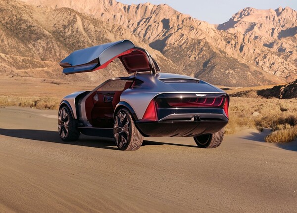 엘리베이티드 벨로시티는 걸윙 도어를 채택했다. 사진=캐딜락