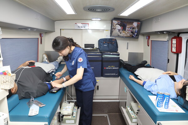 동아오츠카가 서울 동대문구 서울사무소에서 대한적십자사와 함께 임직원 헌혈 봉사활동을 진행했다. 사진=동아오츠카