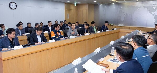 장인화 회장이 22일 포스코센터에서 열린 '그룹 안전 특별점검회의'에서 참석자들과 안전 혁신 방안에 대해 논의하고 있다. 사진=포스코그룹