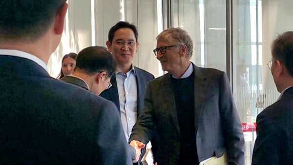 이재용 삼성전자 회장이 삼성전자 서초사옥을 방문한 빌 게이츠 게이츠재단 이사장을 안내하고 있다. 사진=삼성전자 제공
