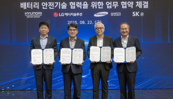 (왼쪽부터) 김동명 LG에너지솔루션 사장, 양희원 현대차·기아 사장, 최주선 삼성SDI 사장, 이석희 SK온 사장. 사진=연합뉴스