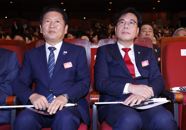 지난 15일 서울 세종문화회관에서 열린 80주년 광복절 경축식에 참석한 (왼쪽부터) 정청래 더불어민주당 대표와 송언석 국민의힘 비상대책위원장 겸 원내대표. 사진=연합뉴스