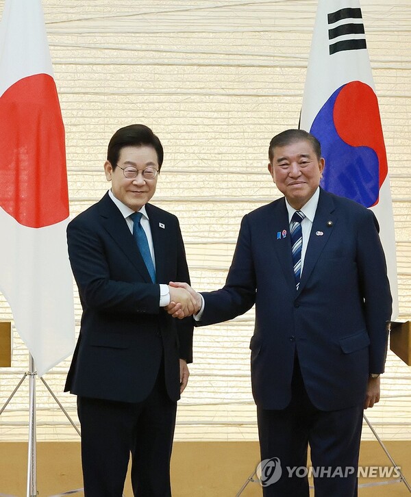 이재명 대통령과 이시바 시게루 일본 총리가 23일 일본 도쿄 총리 관저에서 열린 한일 정상 공동 언론 발표를 마친 뒤 악수하고 있다 (사진, 연합뉴스 제공)