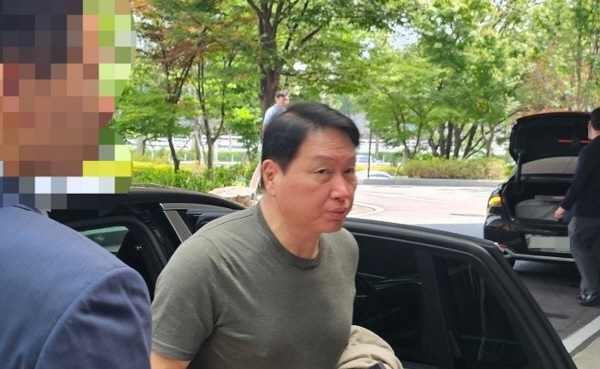 최태원 SK그룹 회장이 오는 25일(현지시간) 미국 워싱턴DC에서 열리는 한미 정상회담 경제사절단에 동행하기 위해 24일 강서구 서울김포비즈니스항공센터(SGBAC)를 통해 출국하고 있다. 사진=연합뉴스