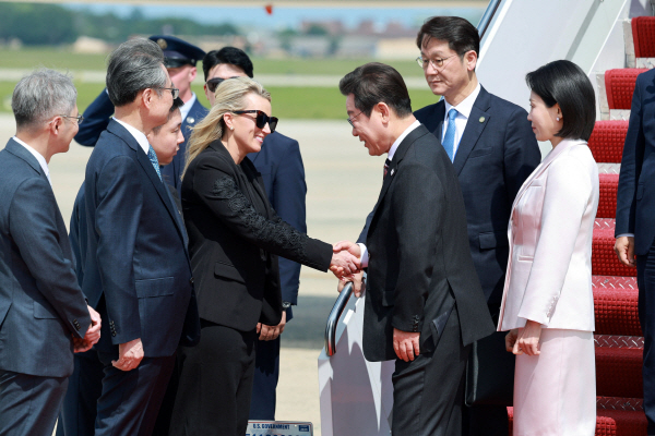 이재명 대통령이 24일(현지시간)미 워싱턴에 도착해 미측 관계자들과 인사를 나누고 있다. 사진=연합뉴스
