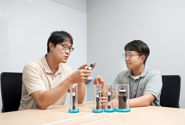 교류(AC)·직류(DC) 겸용 폴리프로필렌(PP) 케이블에 대해 논의하고 있는 LS전선 직원들. 사진=LS전선
