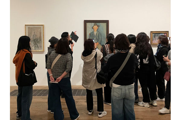 롯데문화센터 아트 투어에 참가한 고객들이 전시회를 구경하고 있다. 사진=롯데백화점 제공