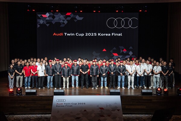 '아우디 트윈컵 2025' 참가자들이 기념사진을 촬영하고 있다. 사진=아우디 코리아 제공