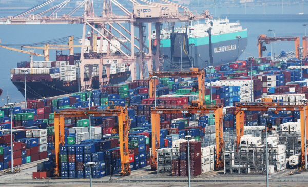 평택항에 컨테이너들이 쌓여있다. 사진=연합뉴스