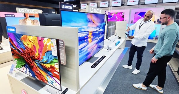 소비자가 LG TV를 둘러보고 있다. 사진=LG전자