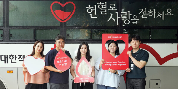 '사랑의 헌혈' 행사에 참여하고 있는 HS효성 임직원들. 사진=HS효성