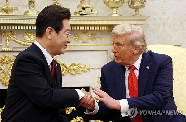 이재명 대통령과 도널드 트럼프 미국 대통령이 25일(현지시간) 미국 워싱턴DC 백악관에서 정상회담을 하며 악수하고 있다. (사진, 연합뉴스 제공)