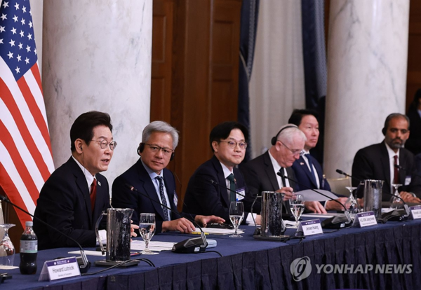 25일(현지시간) 이재명 대통령이 미국 워싱턴DC 윌라드 호텔에서 열린 한미 비즈니스 라운드 테이블에서 기조연설을 하고 있다. 왼쪽부터 이 대통령, 젠슨 황 엔비디아 최고경영장, 김정관 산자부 장관. (사진=연합뉴스)