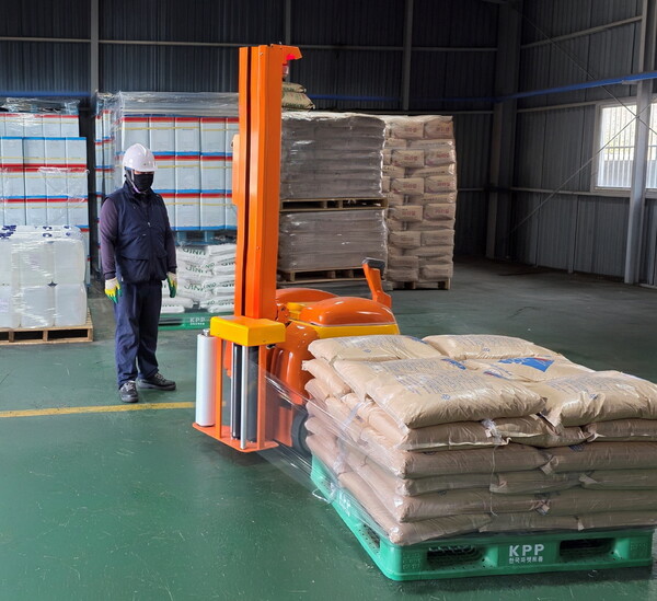 LG화학이 지원한 이동식 랩핑기로 제품을 포장하고 있는 부승화학 직원. 사진=LG화학