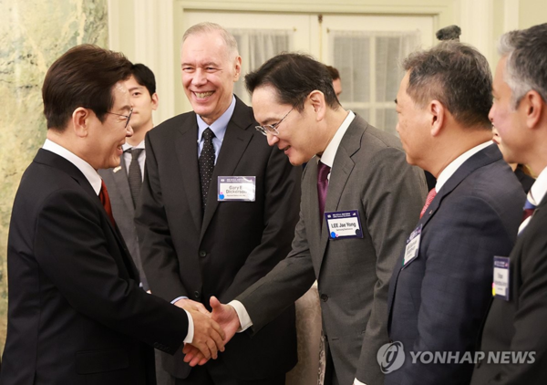 25일(현지시간) 이재명 대통령이 미국 워싱턴DC 윌라드 호텔에서 열린 한미 비즈니스 라운드 테이블 리셉션에 참석해 이재용 삼성전자 회장과 인사하고 있다. (사진=연합뉴스)