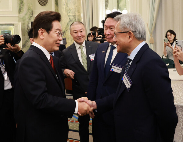 이재명 대통령(왼쪽)이 워싱턴DC 윌라드 호텔에서 열린 '한미 비즈니스 라운드 테이블'에서 젠슨 황 엔비디아 CEO(오른쪽)과 악수하고 있다. 사진=연합뉴스