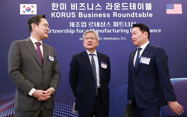 이재용 삼성전자 회장(왼쪽)과 최태원 대한상공회의소 회장 겸 SK그룹 회장(오른쪽)이 워싱턴DC 윌라드 호텔에서 열린 '한미 비즈니스 라운드 테이블'에서 젠슨 황 엔비디아 CEO와 대화하고 있다. 사진=연합뉴스