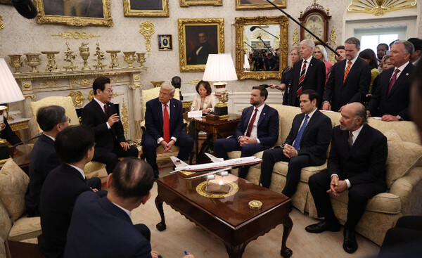 이재명 대통령과 도널드 트럼프 미국 대통령이 25일(현지 시간) 미국 워싱턴DC 백악관에서 한미 정상회담을 하고 있다. 사진=연합뉴스