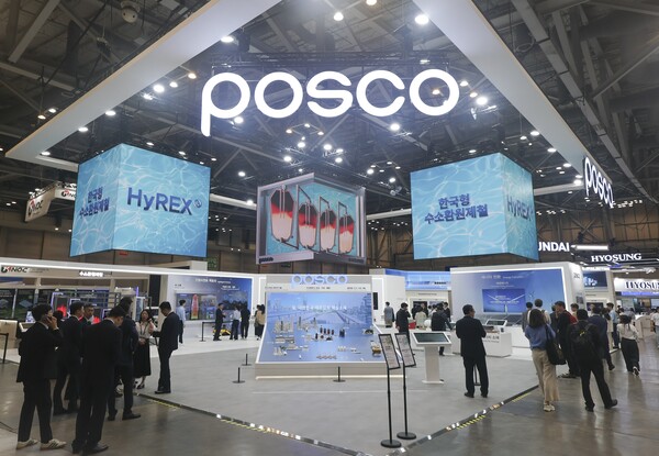 27일 개막한 ‘2025 기후산업국제박람회’에서 관람객들이 포스코그룹 통합 전시관을 둘러보고 있다. 사진=포스코홀딩스