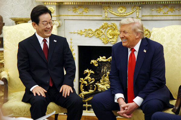 이재명 대통령과 도널드 트럼프 미국 대통령이 25일(현지 시간) 미국 워싱턴DC 백악관에서 한미 정상회담 중 밝게 웃고 있다. 사진= 연합뉴스