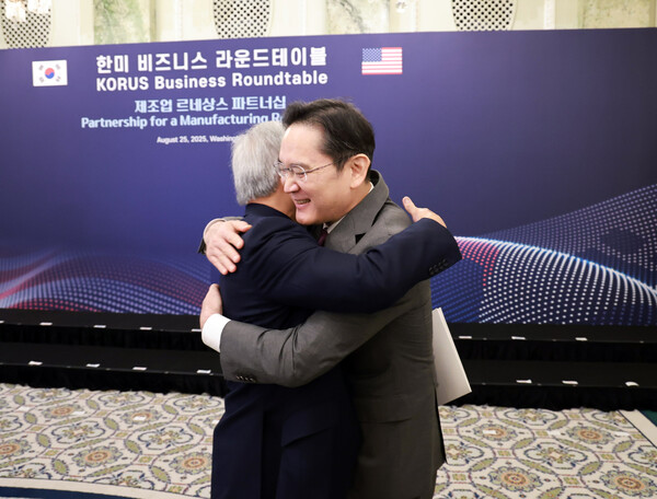 이재용 삼성전자 회장과 젠슨 황 엔비디아 CEO가 지난 25일(현지시간) 미국 워싱턴DC에서 만나 웃으며 포옹하고 있다. 사진=연합뉴스