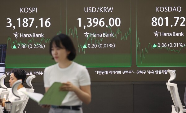 27일 오후 서울 중구 하나은행 본점 딜링룸에서 직원이 업무를 보고 있다. 사진=연합뉴스