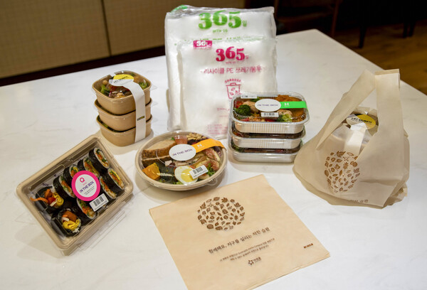 자연생분해성 쇼핑봉투와 리사이클PE 쓰레기봉투. 사진=아워홈