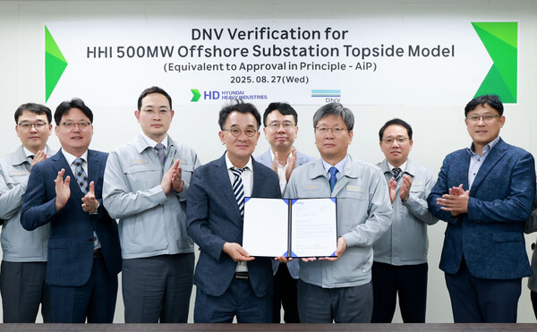 HD현대중공업이 노르웨이선급(DNV)으로부터 자체 개발한 500MW급 해상변전소(OSS, Offshore Substation) 모델에 대한 국제 설계 검증서 획득했다. (왼쪽 네 번째 DNV 신성호 영업 대표, 왼쪽부터 여섯 번째 HD현대중공업 원광식 해양에너지사업본부장). 사진=HD현대중공업